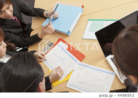 会議中のビジネスマンたち 4496953