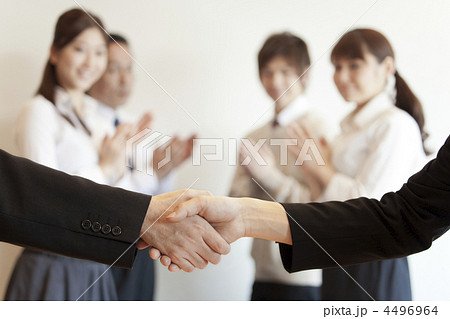 握手をするビジネスマンの手元 4496964