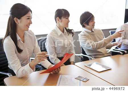 会議中のビジネスマンたち 4496972