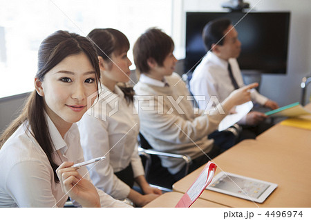 会議中のビジネスマンたち 4496974