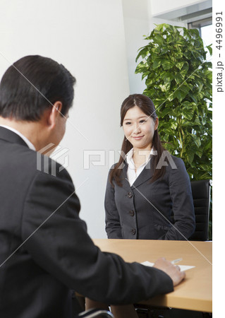 面接を受けている女性 4496991