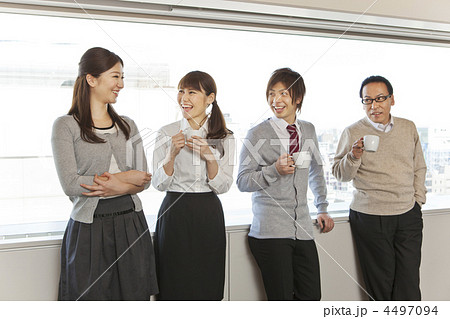 コーヒを手に笑顔で会話をする男女ビジネスマン 4497094