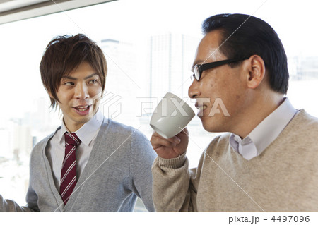 コーヒを飲みながら会話をする2人のビジネスマン コーヒを飲みながら会話をする2人のビジネスマン 4497096