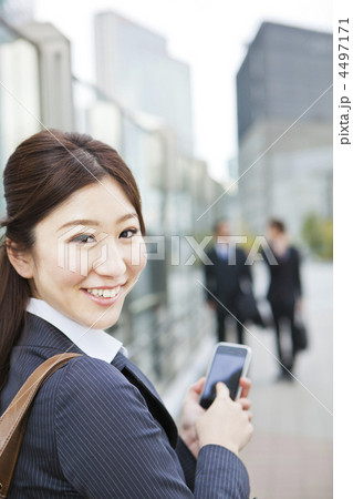 スマートフォンを手に通勤する女性ビジネスマン 4497171