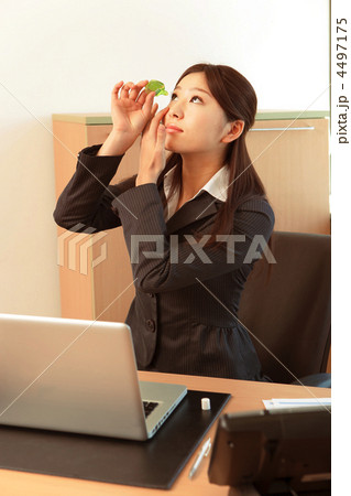 目薬をさす女性ビジネスマン 目薬をさす女性ビジネスマン 4497175