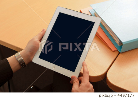 タブレット端末を持ったビジネスマンの手元 タブレット端末を持ったビジネスマンの手元 4497177