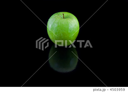 Sinngle apple . 4503959