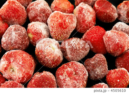 The frozen strawberries The frozen strawberries 4505610