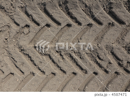 Tyre tread pattern on the ground. 4507471