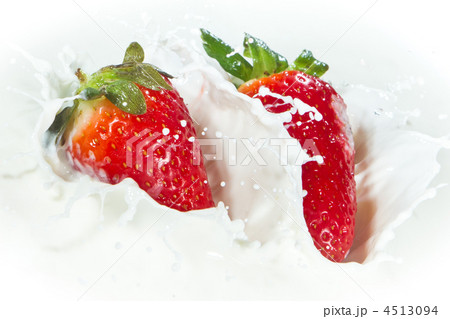 strawberry splashing into milk 4513094