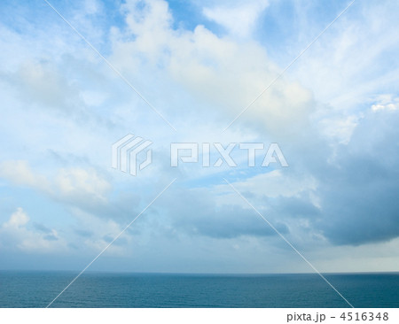 Cloudy blue sky and turquoise ocean 4516348