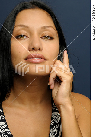 woman is talking to phone 4516867