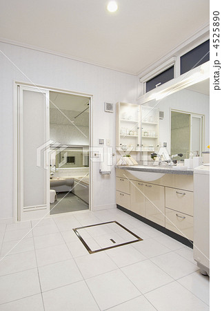 広い洗面所とお風呂 清潔感のある洗面場 新築住宅 イメージの写真素材