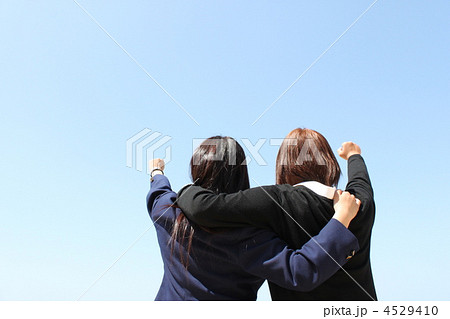 肩を組む女子高生の写真素材