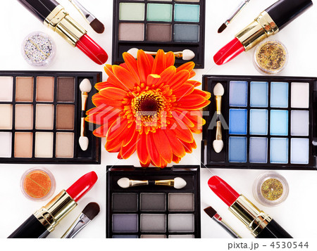 Decorative cosmetics and flower. 4530544