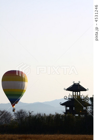 鍵唐古遺跡の楼閣と熱気球 4531246