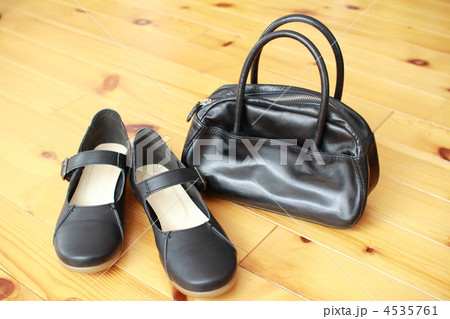 黒のカジュアルなレザーストラップシューズとハンドバッグ 4535761