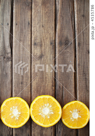 半分にカットした無農薬の駿河甘夏 半分にカットした無農薬の駿河甘夏 4535786