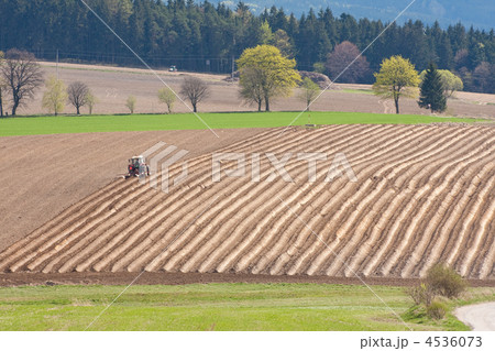 tractor plowing filed 4536073