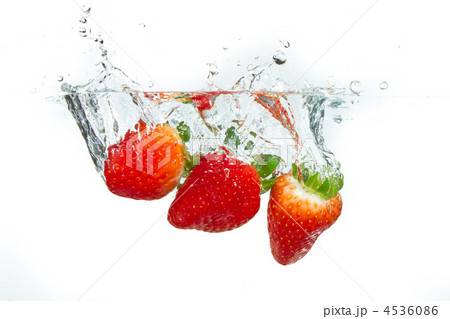 strawberry in the water 4536086