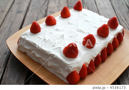 シンプルなスクエア型の手作りイチゴショートケーキ 4536173