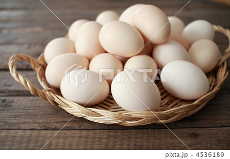カゴに盛った産地直送のさくら鶏の卵 さくらたまご カゴに盛った産地直送のさくら鶏の卵 さくらたまご 4536189