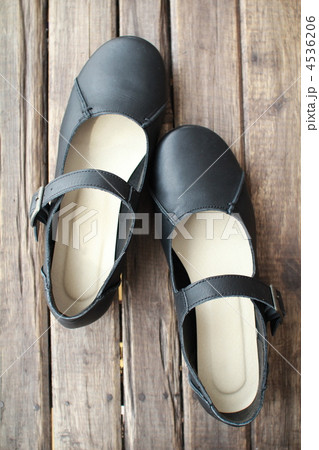 黒のカジュアルなレザーストラップシューズ 黒のカジュアルなレザーストラップシューズ 4536206