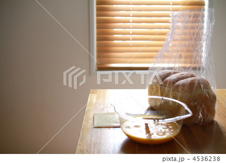 朝ご飯の準備　2斤の食パンと溶き卵とスライスチーズ 4536238