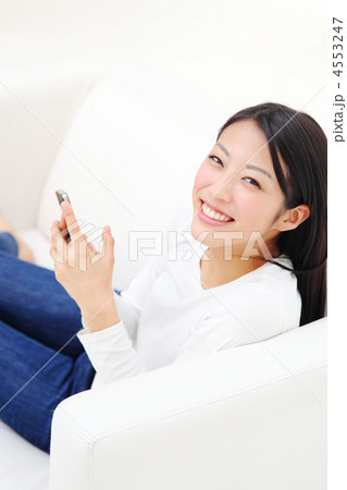 iPhoneを使う女の子 4553247