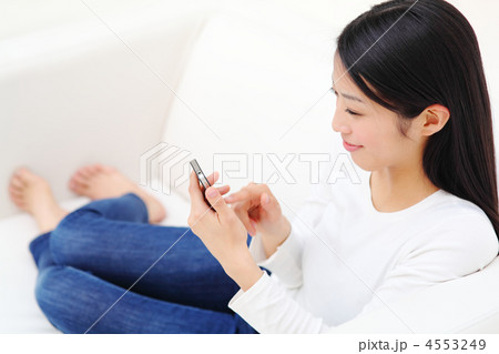 iPhoneを使う女の子 4553249