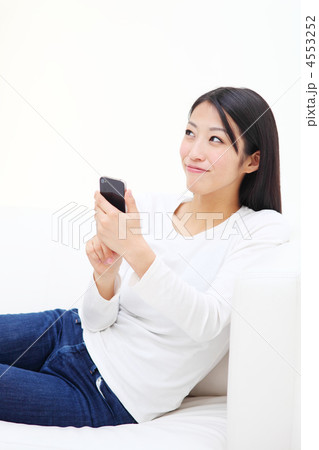 iPhoneを使う女の子 4553252