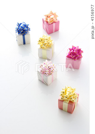 カラフルなリボンが付いたプレゼント 4556977
