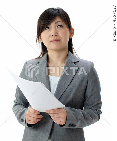 書類を持って考えるビジネスウーマン 4557127