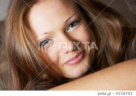 amused glance 4558703