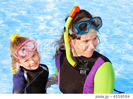 Child with mother in swimming pool . 4559504