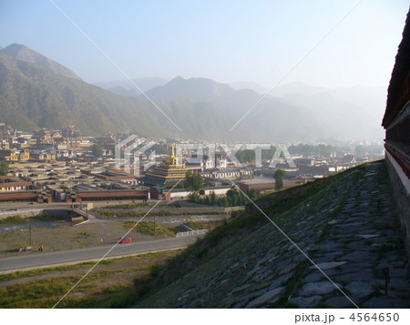 甘粛省夏河　タンカ台から見た拉卜楞寺 4564650