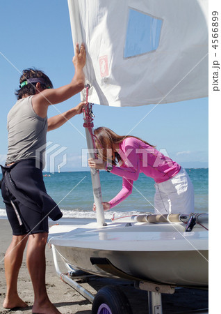 ヨットのセッティングをするカップル 4566899