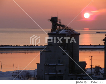 セメントサイロイメージ・夜明け(2) セメントサイロイメージ・夜明け(2) 4567325
