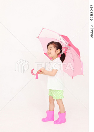 女の子　雨の日イメージ 4568047