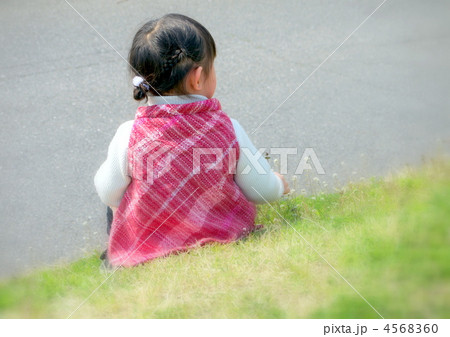 幼い後ろ姿 4568360