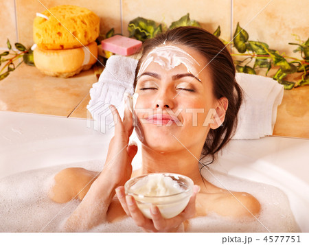 Natural homemade facial masks . 4577751