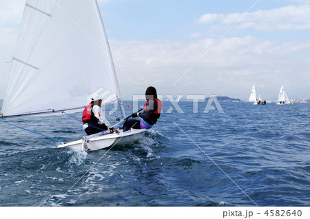 ヨットをするカップル 4582640
