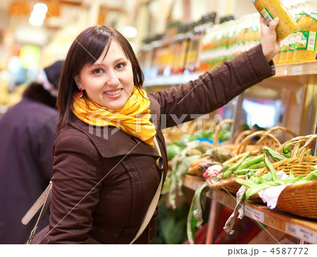 Beautiful young customer at the vegetable market 4587772