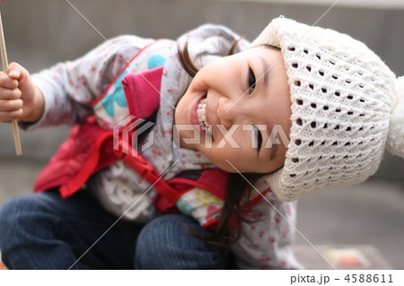 お祭りで飴を食べる子供 4588611