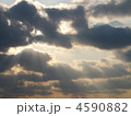 暗雲に陽光が射し込む 4590882