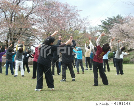 公園では沢山の人たちが太極拳の練習をしています 4591148
