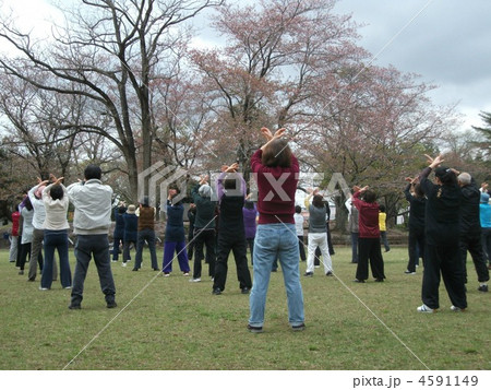 公園では沢山の人たちが太極拳の練習をしています 4591149