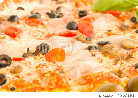 pizaa with ham and olives 4597261