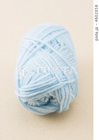 水色の毛糸玉のアップ 4602058