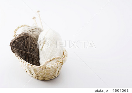 カゴにはいった毛糸玉 4602061
